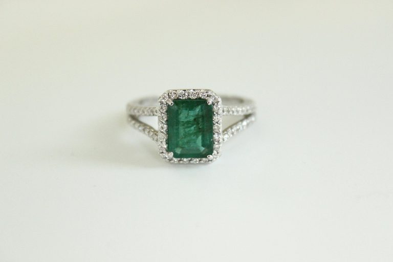 *Pre-Owned* 18k White Gold Green Emerald Engagement Ring - Gili Mor